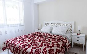 Carla'S Apartment, Airport & Train Station Shuttle